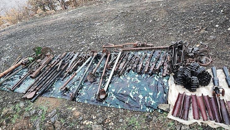 Zap’ta çok sayıda silah, mühimmat ve teçhizat ele geçirildi