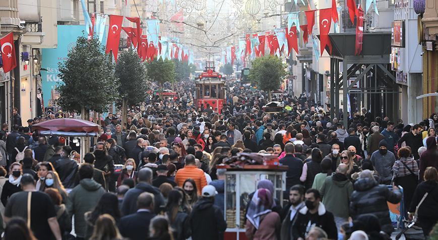 2024 yılının kelimesi “Kalabalık Yalnızlık” oldu! Kalabalık Yalnızlık ne demek?