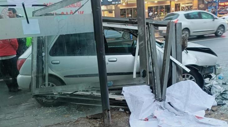 Ankara’da feci kaza! Otomobil otobüs durağına girdi: 4 yaralı