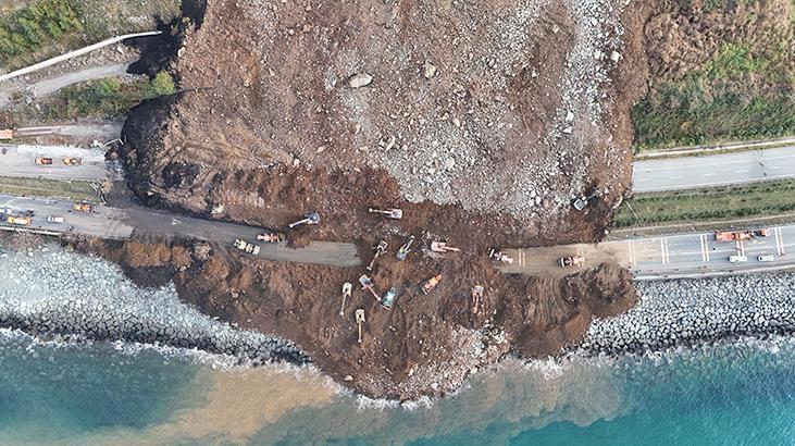 Artvin’de heyelan sonucu Sahil Yolu kapanmıştı! Ulaşım tek şeritten sağlanıyor