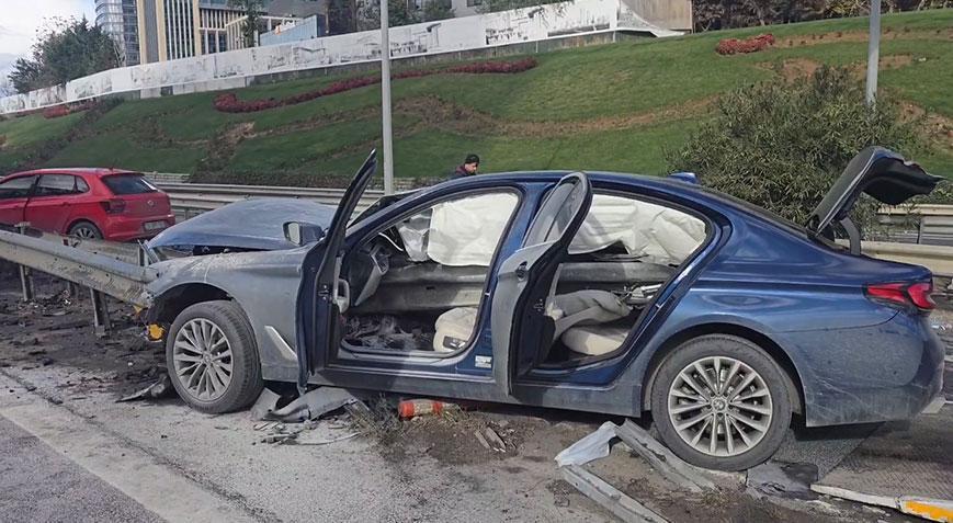 Ataşehir’de feci kaza! Otomobil bariyere saplandı