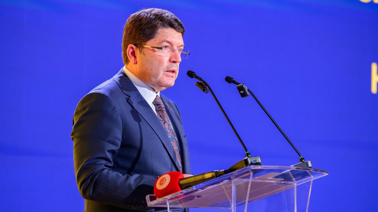 Bakan Tunç’tan teknoloji şirketlerine net uyarı: Kanuna aykırıysa derhal kaldırın!