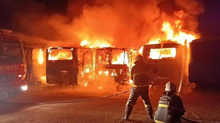 Burdur’da feci yangın! Tam 6 halk otobüsü küle döndü
