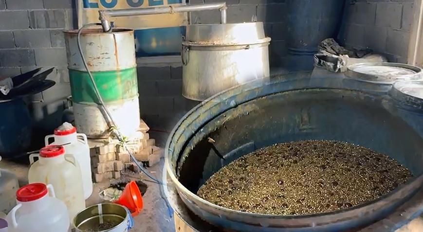 Evini imalathaneye çevirdi, 1050 litre sahte içki ile yakalandı! ‘Yılbaşında içecektim’