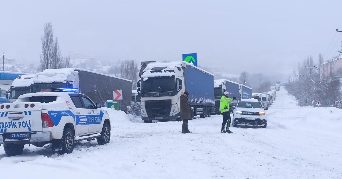 Gürcistan sınırında tipi! İlçede okullar tatil edildi! – Son dakika haberler | Son dakika haberleri