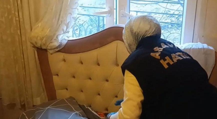 Hatay’da operasyon! Yatağa saklanmış silahlar ele geçirildi