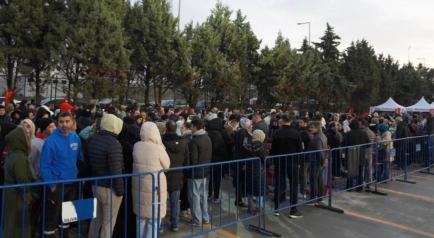 İlk bin kişiye hediye çekini duyan akın etti! Gece yarısı gelip sıraya girdiler
