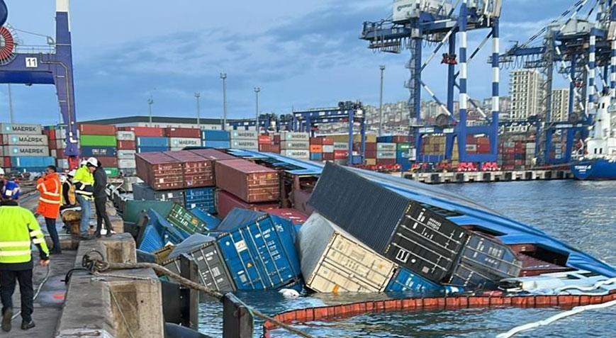 İstanbul’da konteyner gemisi yan yattı! Onlarca konteyner denize döküldü