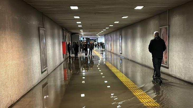 İstanbul’da metro alt geçidini kanalizasyon suyu bastı! Vatandaş zor anlar yaşadı
