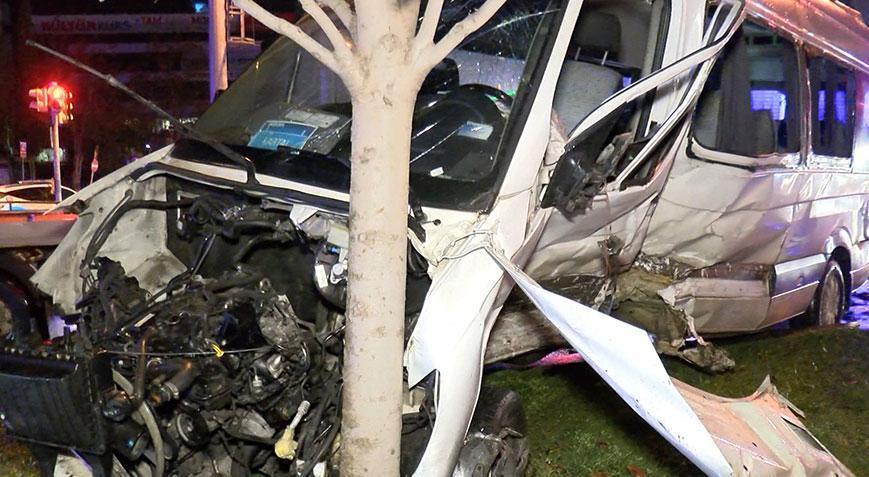 İstanbul’da servis minibüsü, otomobille çarpıştı! Çok sayıda yaralı var