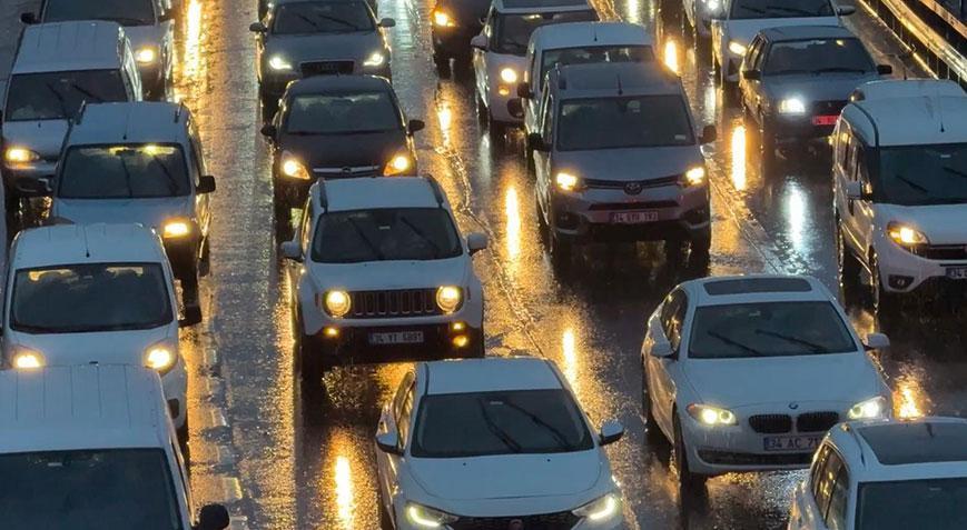 İstanbul’da yağmur çilesi! Trafikte yoğunluk yüzde 70’e ulaştı