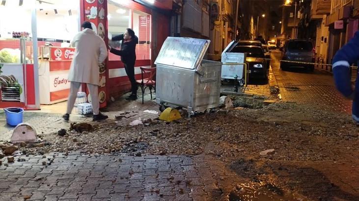 Kadıköy’de su şebekesi patladı! Fışkıran su metrelerce yükseldi! 5 katlı bina tahliye edildi