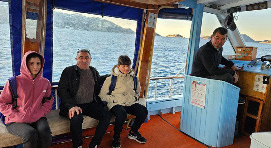 Kara yolu ulaşımı yok! Öğrenciler okula gitmek için her gün tekneye biniyor