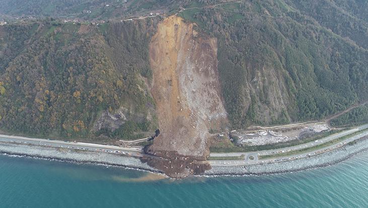 Karadeniz Sahil Yolu’nda heyelan! 4 gençten haber alınamıyor
