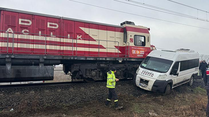 Kırklareli’de yük treni fabrika servisine çarptı