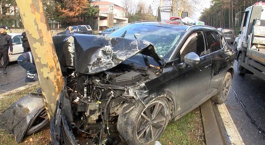 Makas atan sürücü 2 otomobile vurduktan sonra ağaca çarptı