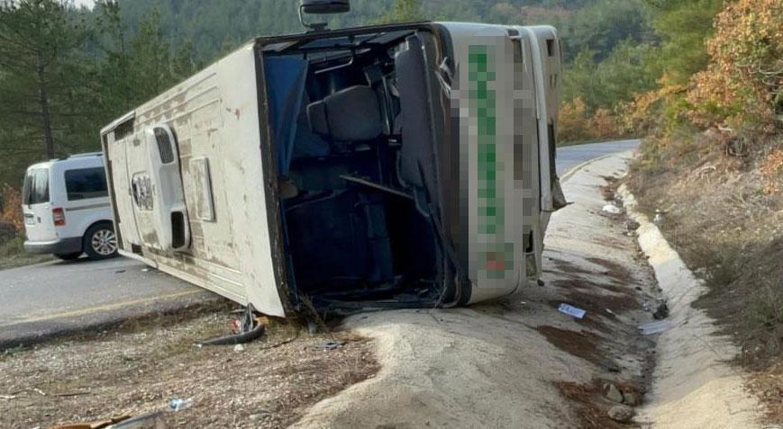 Sakarya’da midibüs devrildi! 7 öğrenci, 2 öğretmen ve şoför yaralandı