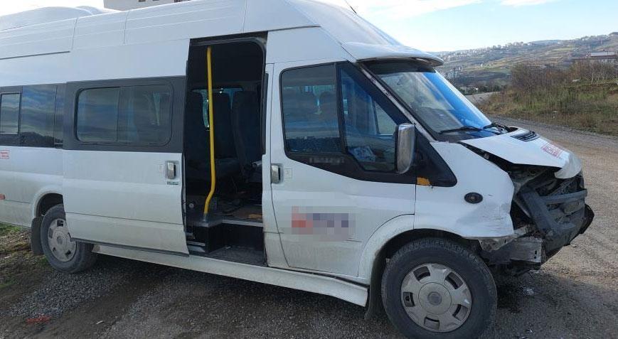 Samsun’da servis ile otomobil çarpıştı! 10’u öğrenci 15 kişi yaralandı