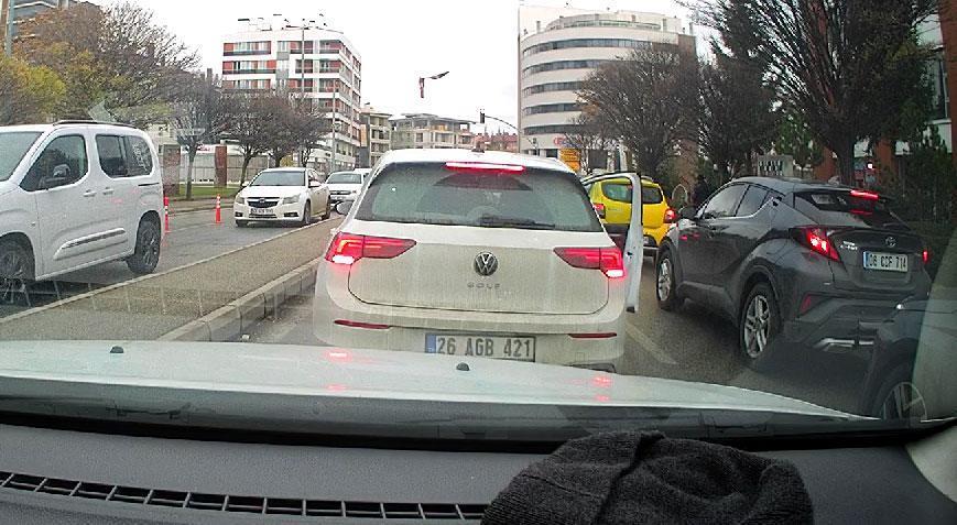 Seyir halindeki araçta dehşet! 1’i kadın 3 kişi birbirine yumruklarla saldırdı