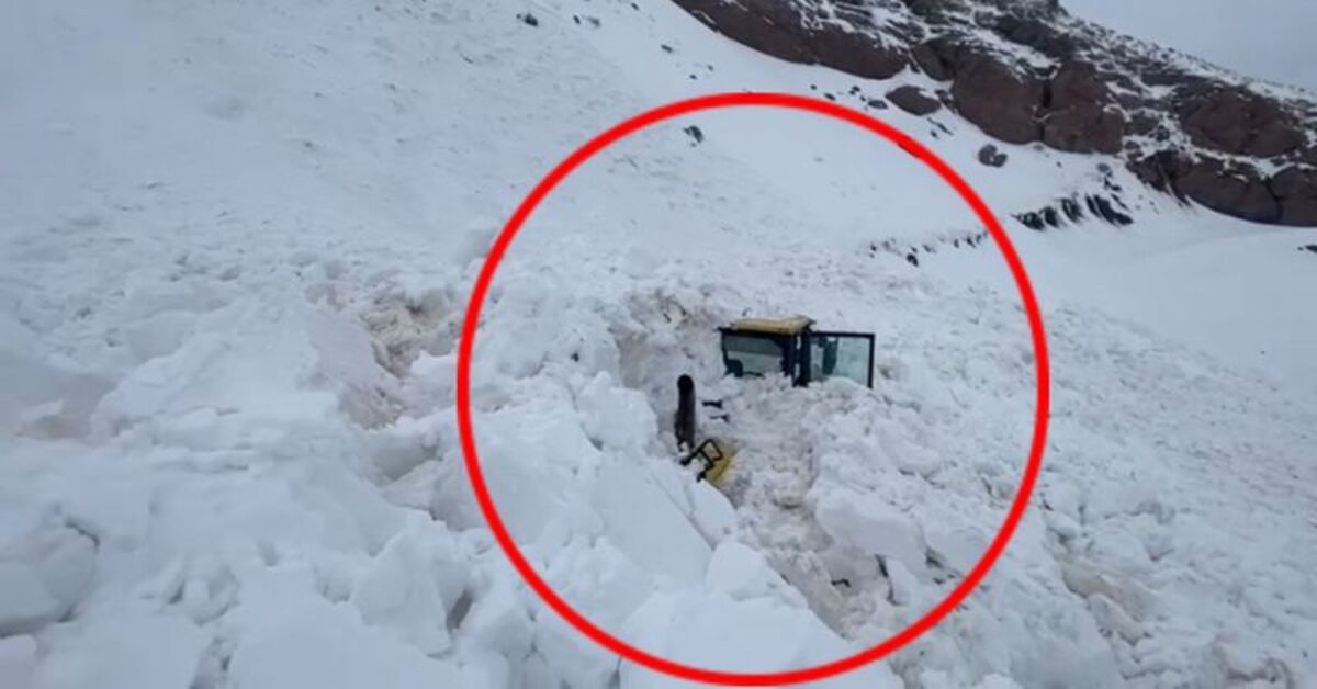 Şırnak’ta iş makinesi çalışırken üzerine çığ düştü; o anlar kamerada – Güncel haberler