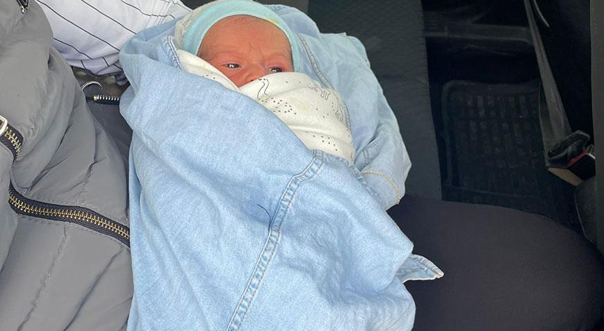 Vicdanları sızlatan olay! Çöp konteynerinin yanında bebek bulundu