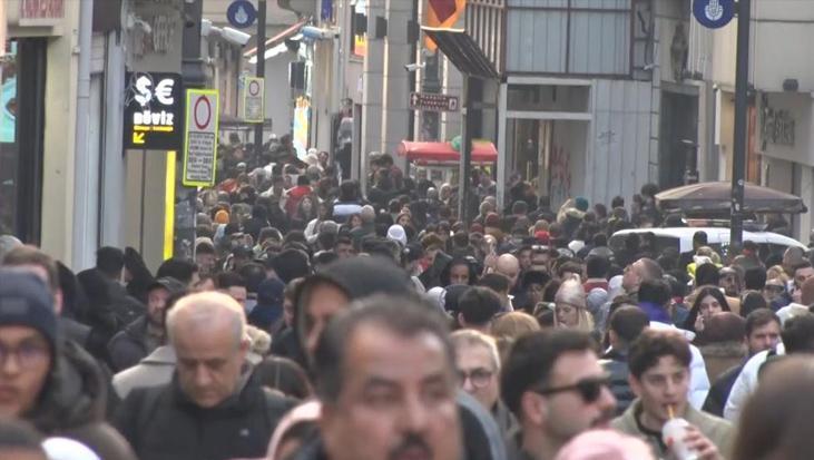 Yeni yıla saatler kala İstiklal Caddesi’nde yoğunluk