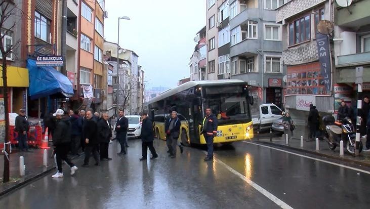 Yer: Kağıthane! İETT otobüsü çöken yolda kaldı