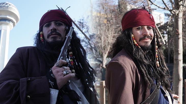 Ankara sokaklarında ‘Jack Sparrow’! Vatandaşlar ilgiyle karşıladı