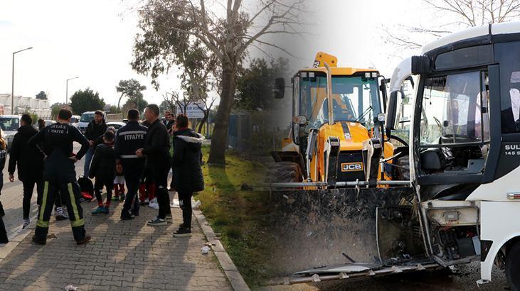 Antalya’da faciadan dönüldü: Midibüs ile iş makinesi çarpıştı! 15’i çocuk, 23 yaralı