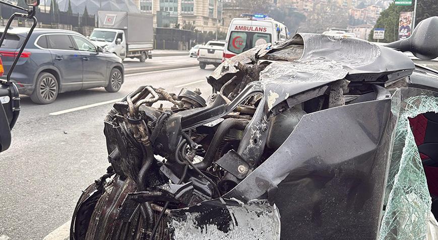 Aydınlatma direğine çarpan otomobil devrildi! ‘Öksürürken çarptım’