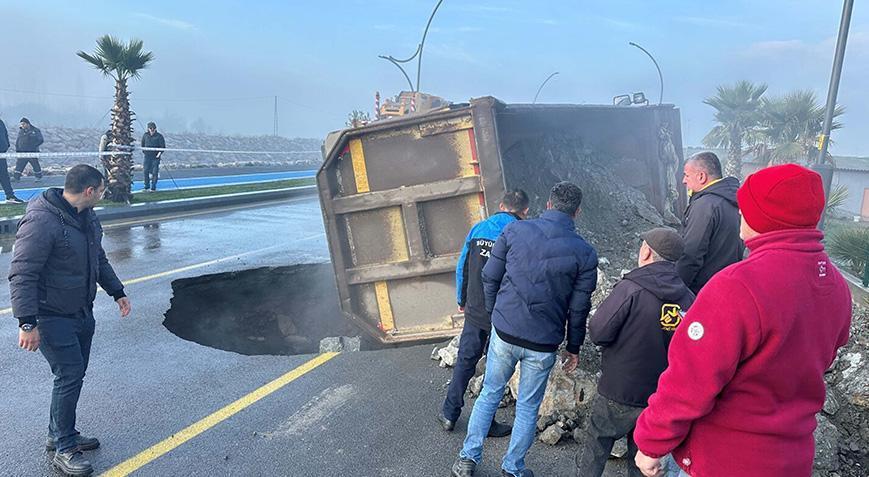 Balıkesir’de feci olay! Yol çöktü, hafriyat kamyonu devrildi