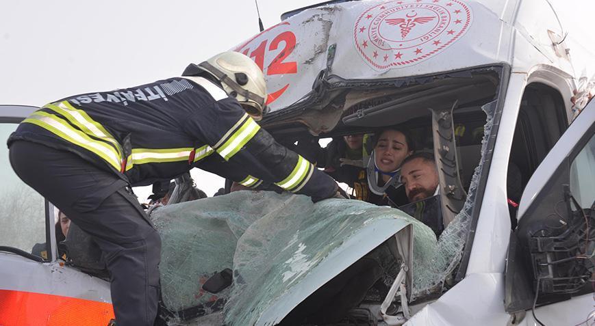 Erzurum’da can pazarı! Ambulans, TIR’a çarptı: 3 sağlıkçı yaralandı