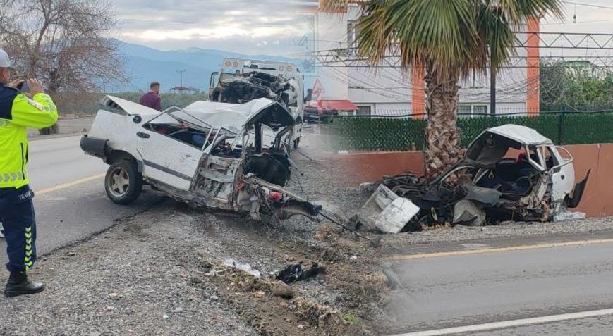 Feci kaza! Ağaca çarpan otomobil ikiye bölündü