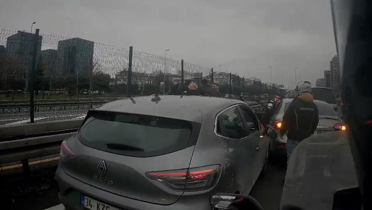 İstanbul’da yol verme tartışması yumruklu kavgaya dönüştü! Araya kimse giremedi