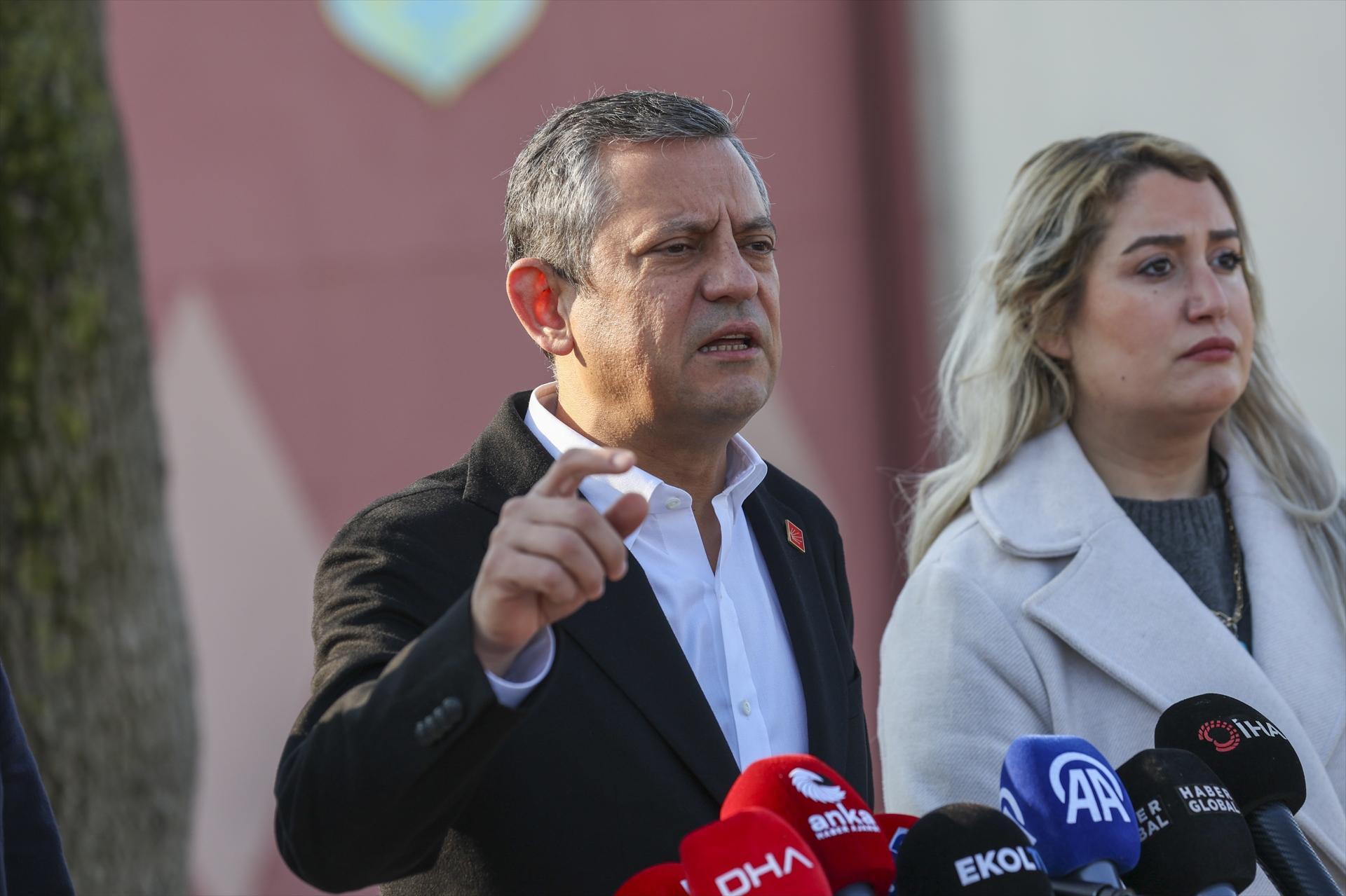 Özgür Özel’den cezaevindeki Mine Özerden ve Çiğdem Mater’e ziyaret!