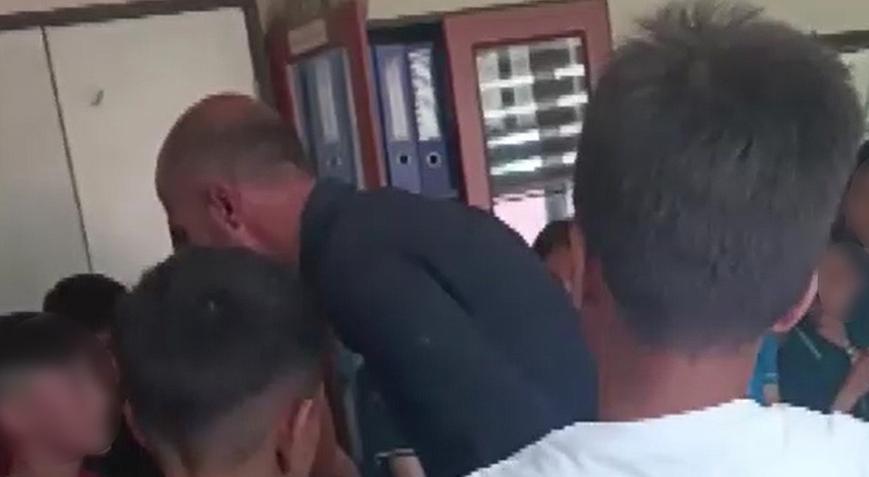 Sınıfta skandal görüntü! Okul müdüründen öğrencilere sıra dayağı