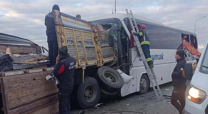 SON DAKİKA KAZA HABERLERİ: Konya’da yolcu otobüsü kamyona çarptı! Ölü ve yaralılar var