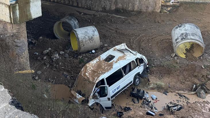 SON DAKİKA TRAFİK KAZASI HABERLERİ: Tuzla’da servis minibüsü şarampole yuvarlandı: Ölü ve yaralılar var