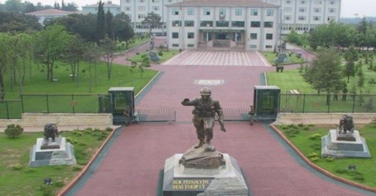 'Atatürk fotoğrafı' tartışmasında teğmenin ihracına iptal kararı