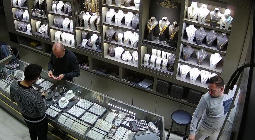 3 kilo altını kameralar önünde çaldı! Çalışandan şok sözler: Şeytana uydum