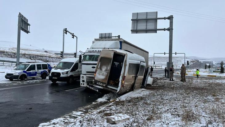 Ağrı’da korkunç kaza: 2’si ağır 8 yaralı