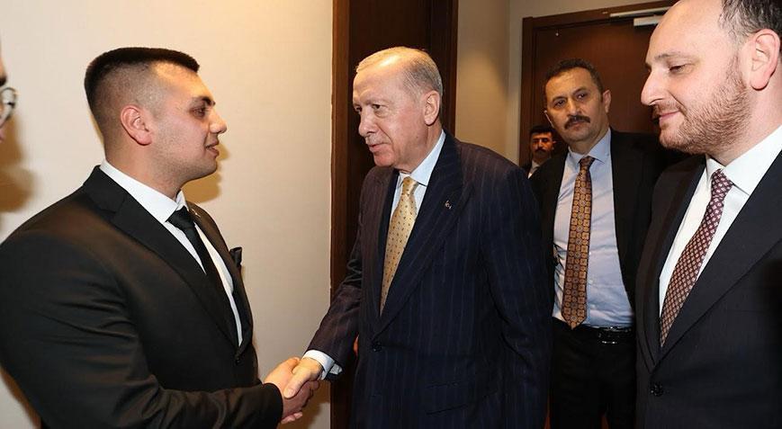 AK Parti’ye üye olan Burdurlu Recep Tayyip Erdoğan’a rozetini Erdoğan taktı