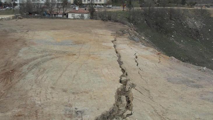 Ankara’da deprem sonrası korkutan yarıklar! Bölgede tedirginlik