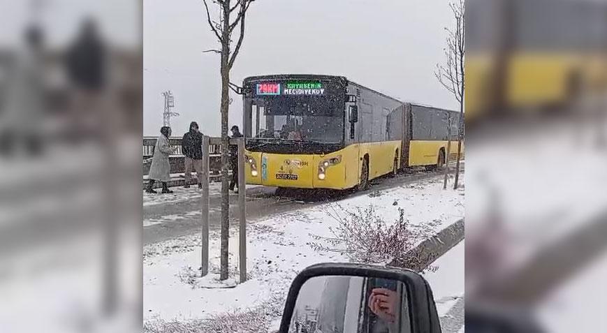 Arnavutköy’de kar yağışı! İETT otobüsü yolda kaldı