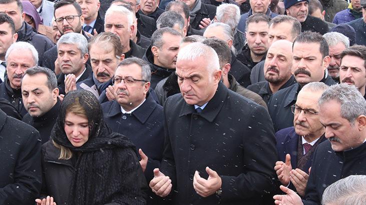 Bakan Ersoy’dan ‘Deprem Şehitliği’ne ziyaret