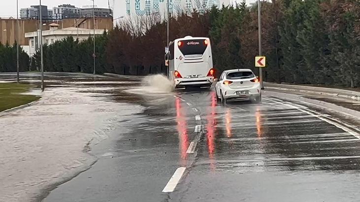 Bakırköy’de İSKİ’ye ait su borusu patladı