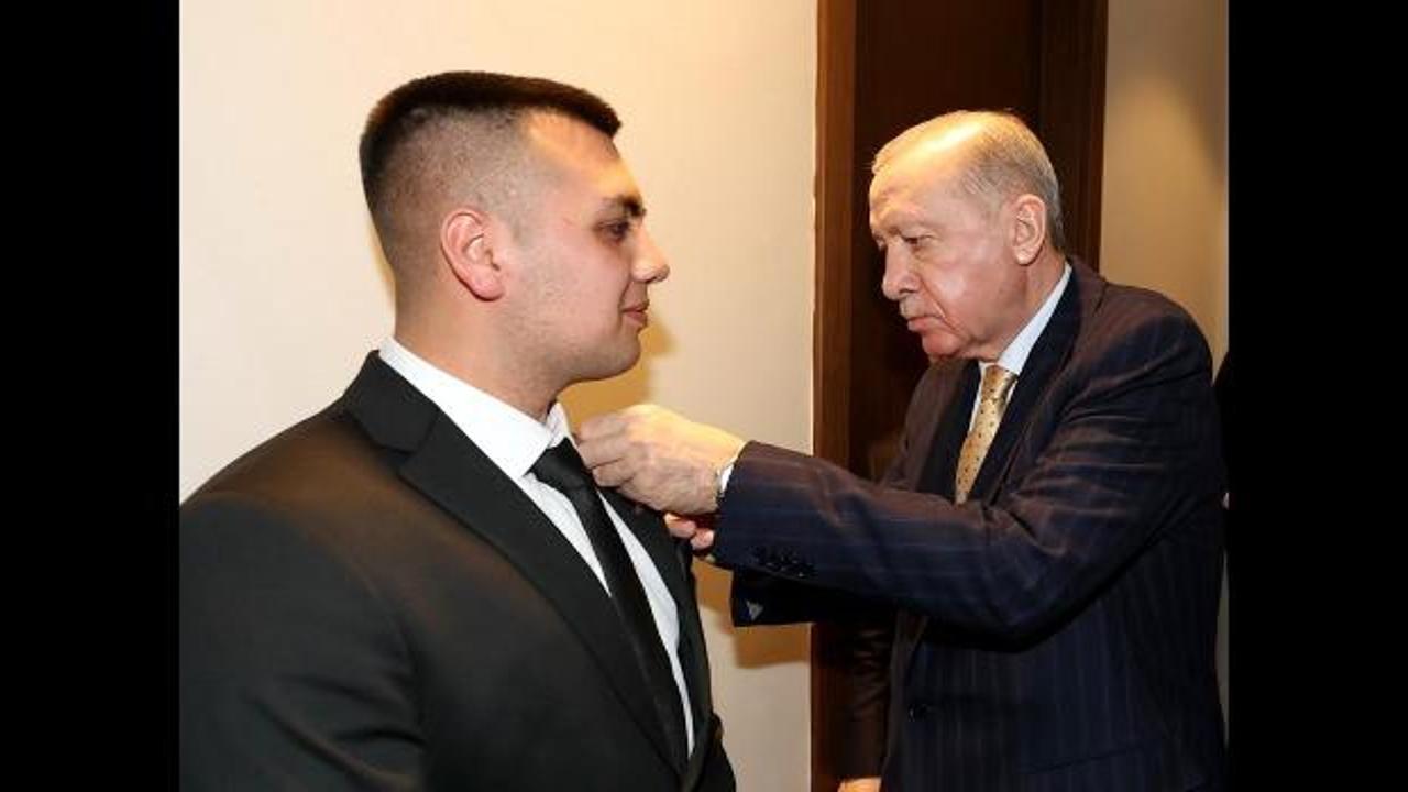 Başkan Erdoğan, Recep Tayyip Erdoğan’a parti rozetini taktı!