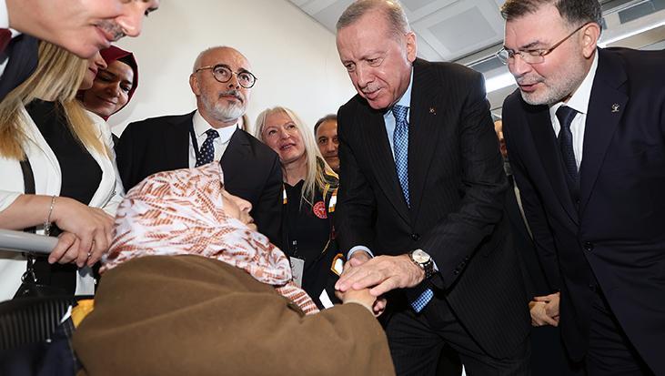 Cumhurbaşkanı Erdoğan, İzmir’de 102 yaşındaki Gülsüm Sakallı ile görüştü