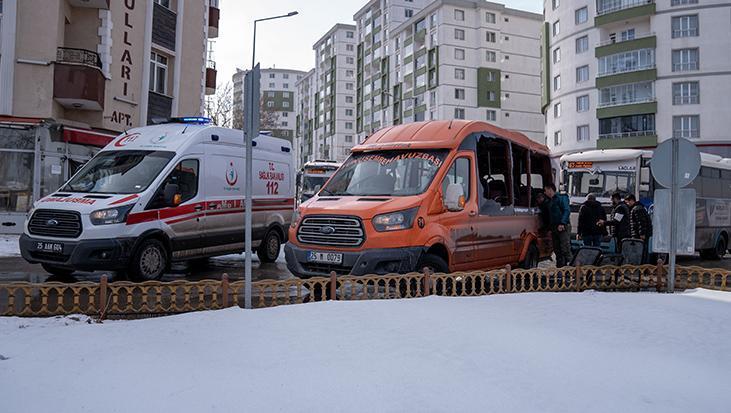 Erzurum’da halk otobüsü yolcu minibüsüne çarptı! Yaralılar var