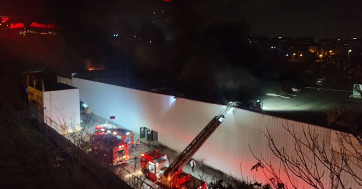 Esenyurt'ta zincir markette yangın